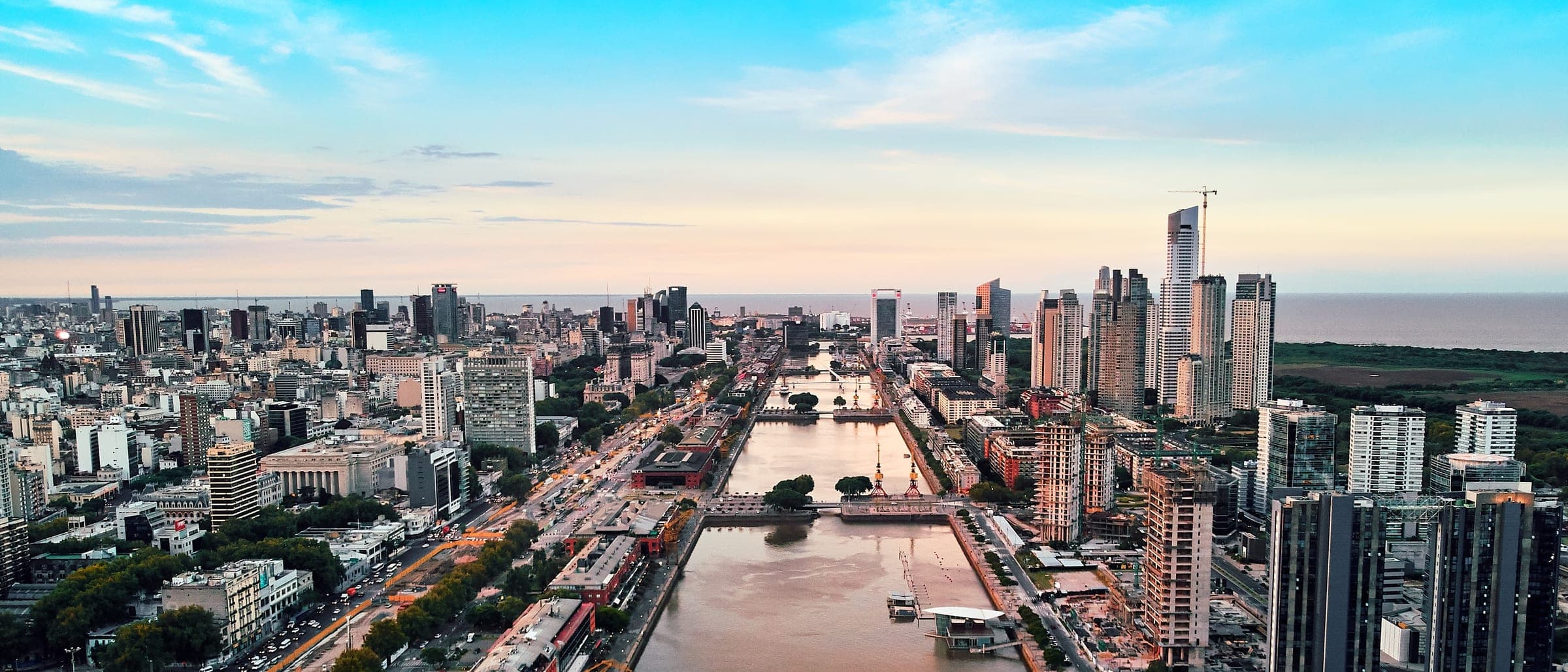Vista de Puerto Madero, Buenos Aires, al atardecer